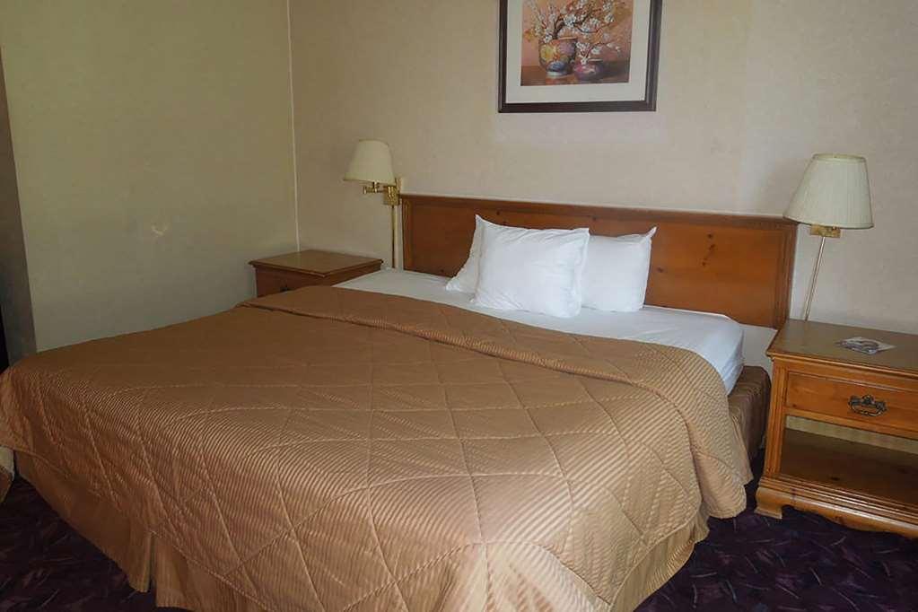 Baymont By Wyndham Northwood Motel Room photo