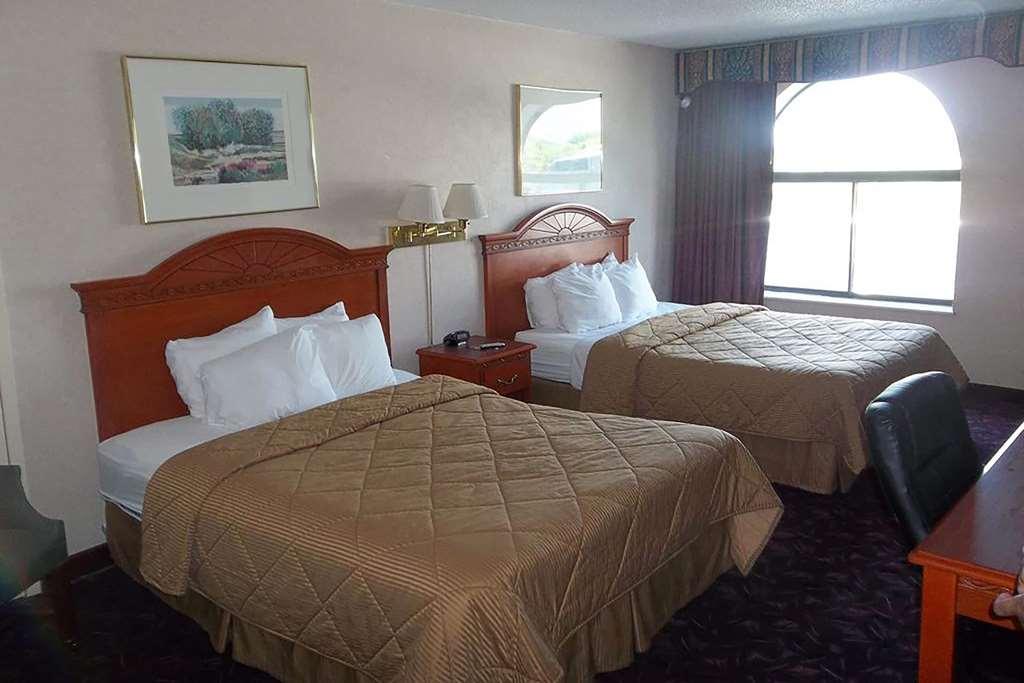 Baymont By Wyndham Northwood Motel Room photo