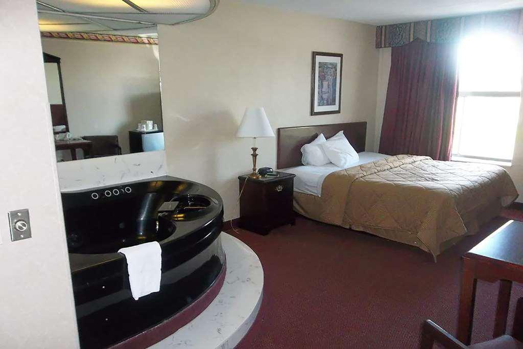 Baymont By Wyndham Northwood Motel Room photo