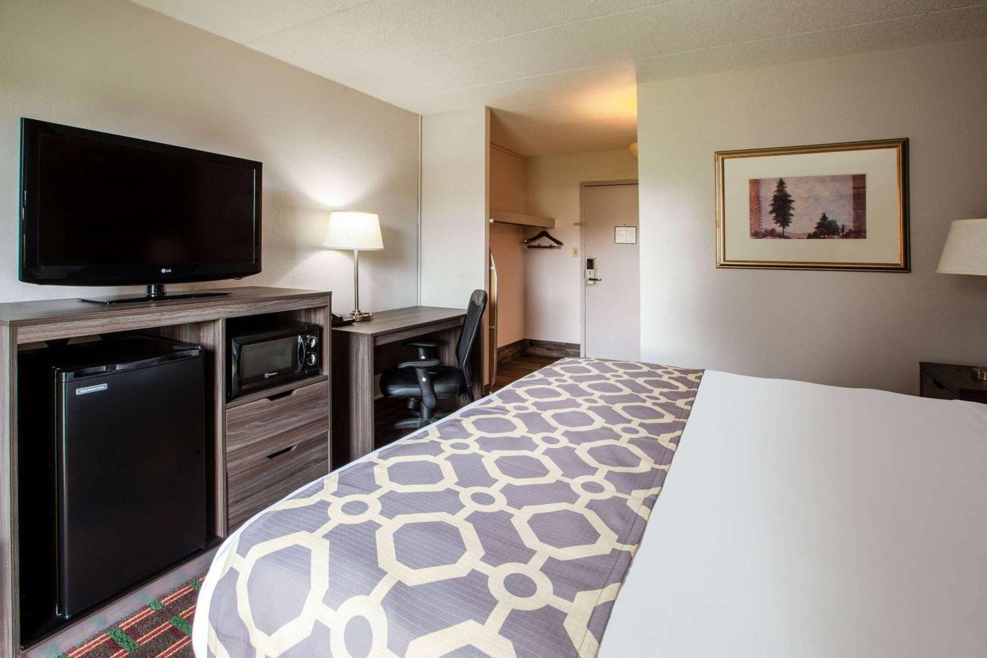 Baymont By Wyndham Northwood Motel Exterior photo
